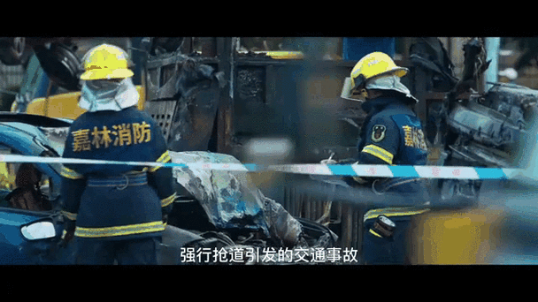 张警官9分10秒撞玻璃视频(张警官 9 分 10 秒撞玻璃视频：这到底是怎么回事？)